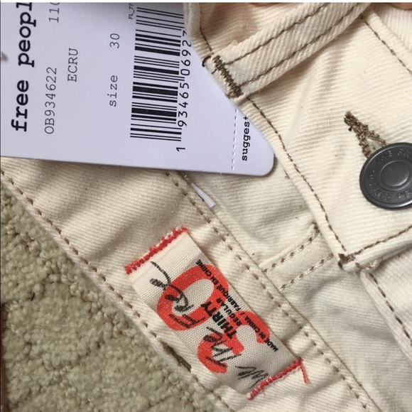 FREE PEOPLE BRIDGETTE CREAM BUTTON-FLY DENIM SHORTS B209-13 - Picture 8 of 9